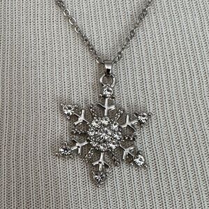 NWOT Snowflake Pendant Necklace